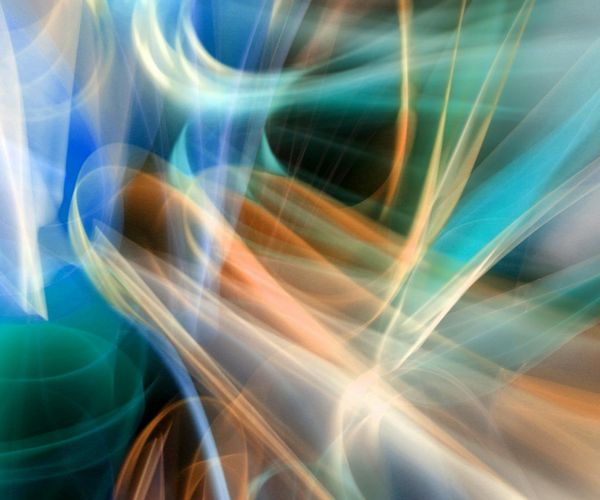 Abstract golden lines representing visual flow and focus clarity.